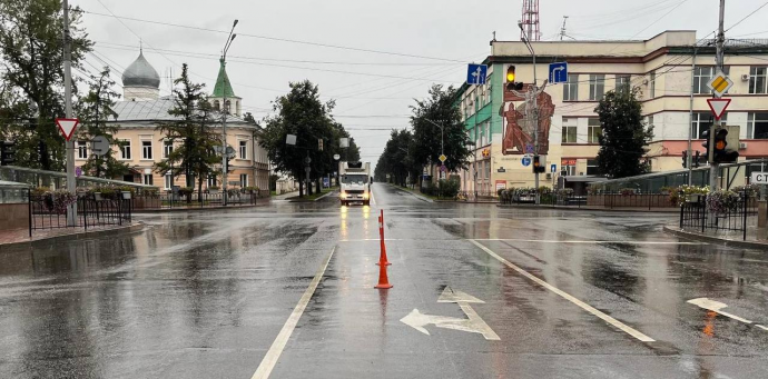 В Великом Новгороде водитель поехал на «красный» и сбил велосипедиста