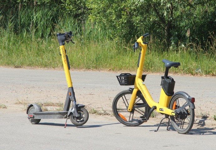 В Великом Новгороде появились электросамокаты с бесплатными шлемами