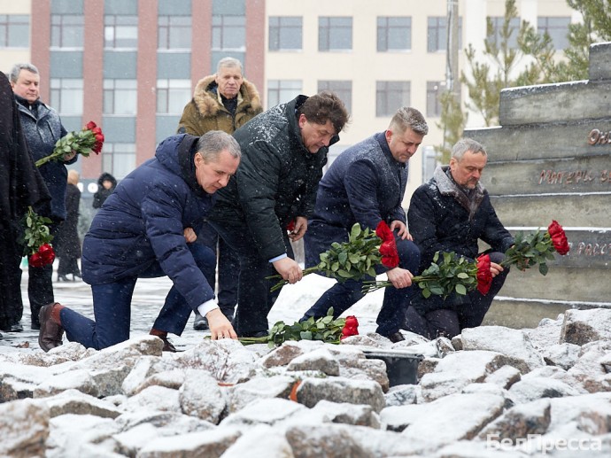 В Белгороде прошла акция в память о расстрелянных мирных жителях на камышитовом заводе