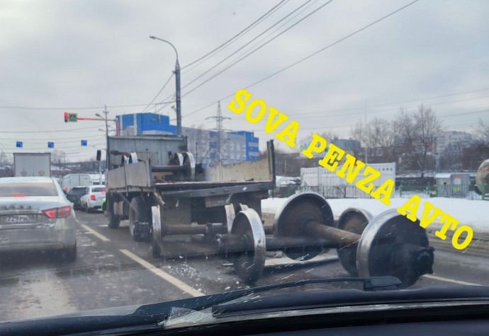 На улице Баумана в Пензе из кузова машины высыпался груз, движение осложнено