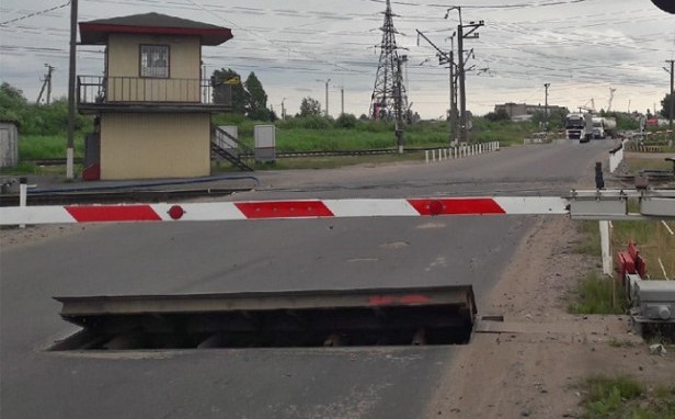 На ж/д переезде «Мясокомбинат» в Великом Новгороде до 17:00 ограничили движение