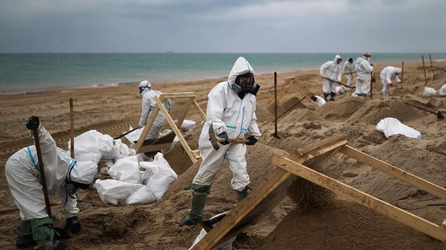 На побережье Черного моря зафиксировали новые случаи выбросов мазута