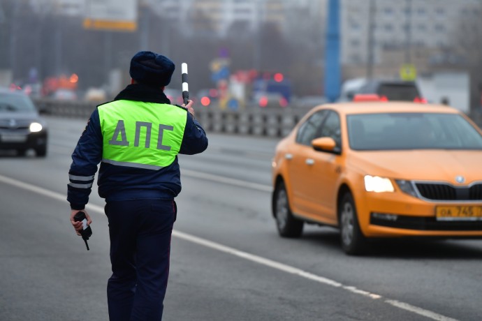 В Москве задержали мужчину за попытку дать инспектору ДПС взятку 1 млн рублей