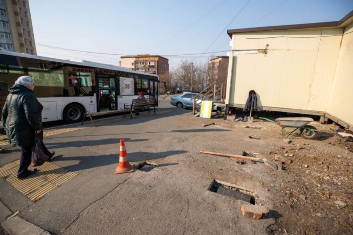 Во Владивостоке меняют старые автобусные остановки и тактильные указатели