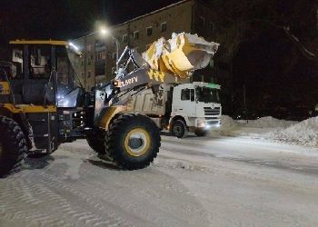 Более 60 спецмашин убирают снег с улиц Благовещенска