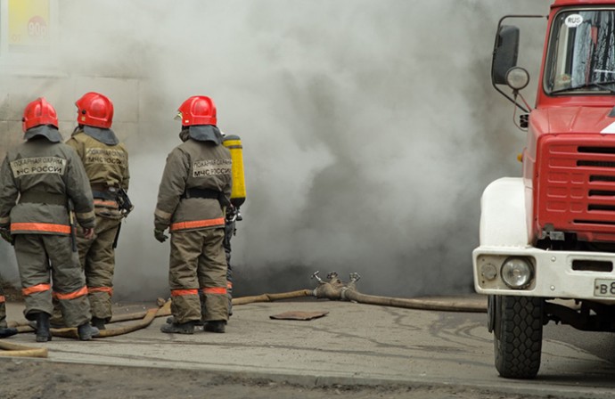 При пожаре в подъезде дома в Москве пострадали пять человек