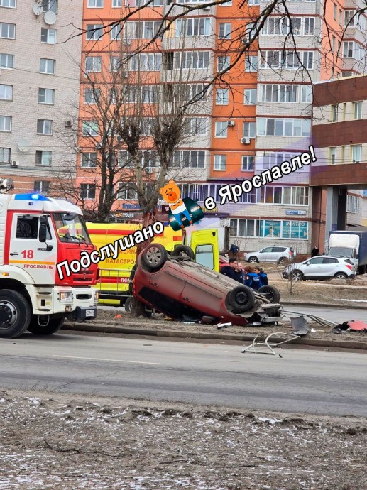 Водитель перевернувшейся иномарки в Ярославле доставлена в больницу