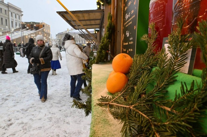 На Дворцовой открыли горку. Посмотрите на фото катания