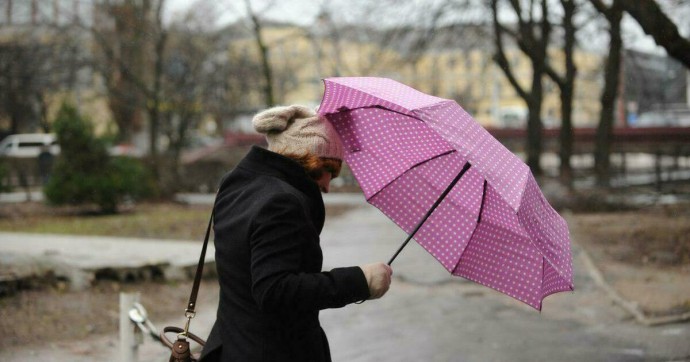 Порывистый ветер и вероятность гроз: погода в Калининградской области в воскресенье