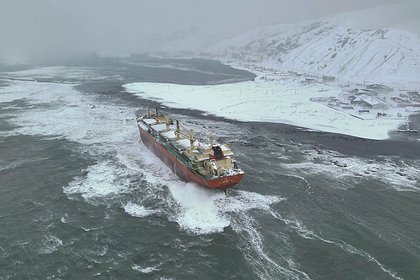 У севшего на мель на Сахалине китайского сухогруза нашли две пробоины