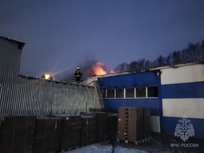 В Пасегово загорелось производственно-складское здание