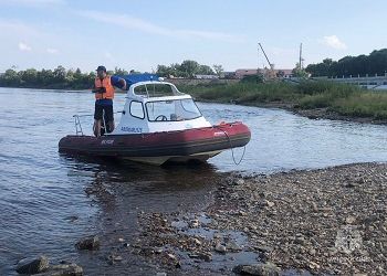 Тело утонувшей благовещенки ищут спасатели