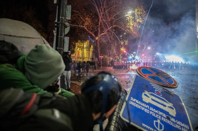 В Тбилиси протестующие подожгли гроб у здания парламента