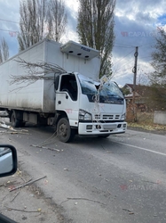 Шквалистый ветер. Деревья упали на грузовик и площадку детсада