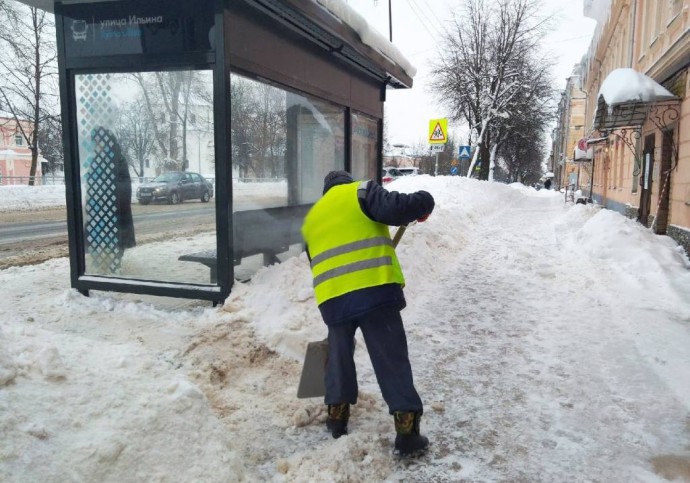 В Новгородской области убирают снег полторы сотни алиментщиков