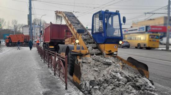 Дорожные службы Иркутска чистили город от снега все выходные