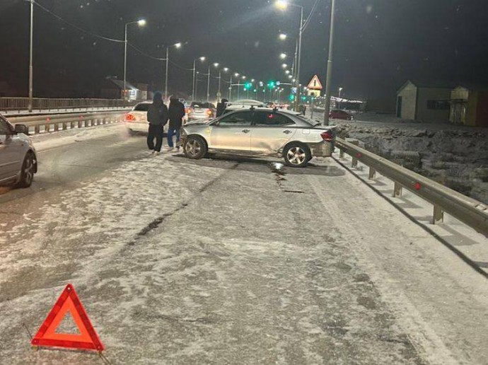 В Якутске водитель после столкновения с другим автомобилем наехал на металлическое ограждение