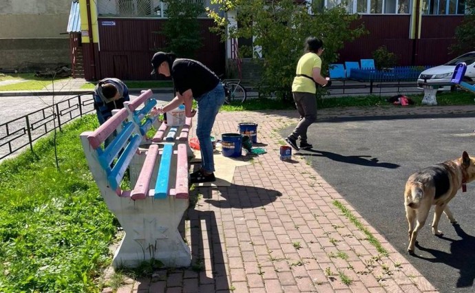 В Поронайске продолжаются работы по обновлению детских комплексов и малых архитектурных фор