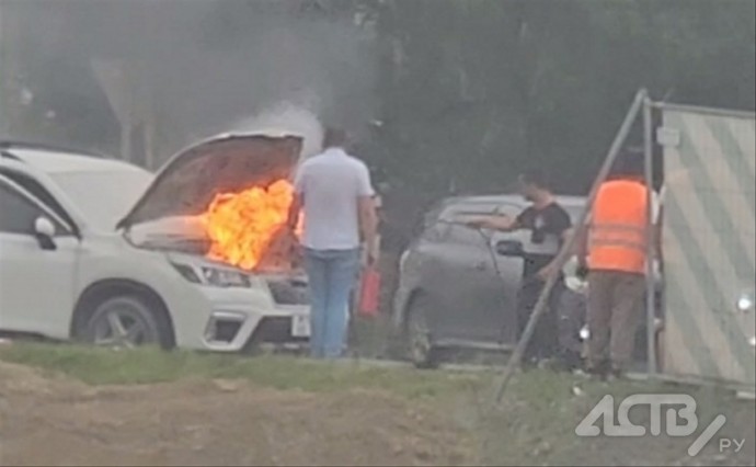 Появилось видео горящей у поворота на аэропорт машины в Южно-Сахалинске