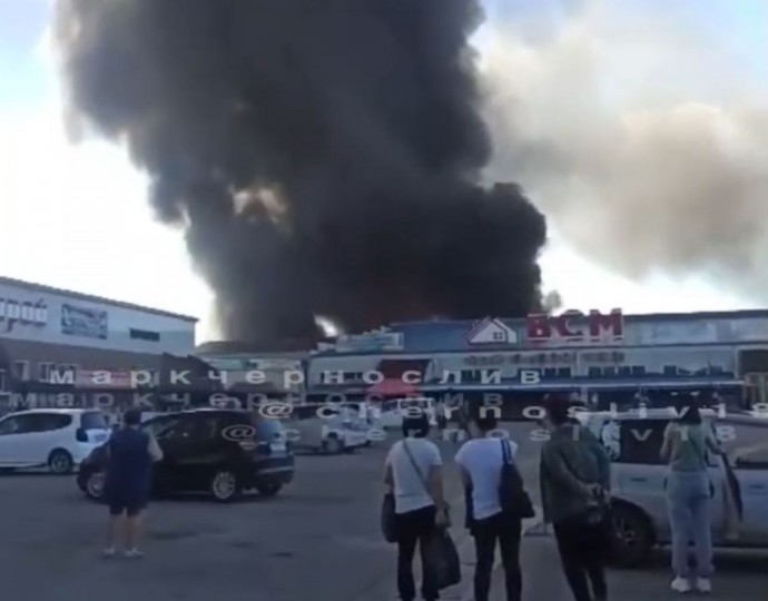 В крупном городе Приморья полыхает рынок