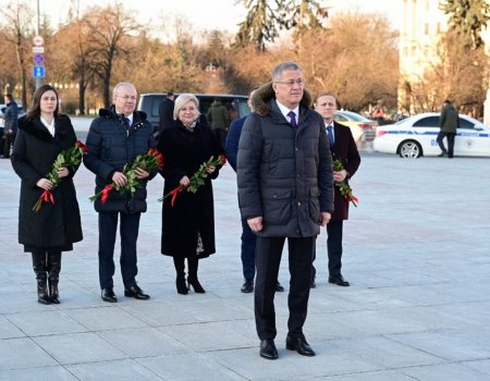 Глава Башкирии возложил венок к монументу Победы в Минске