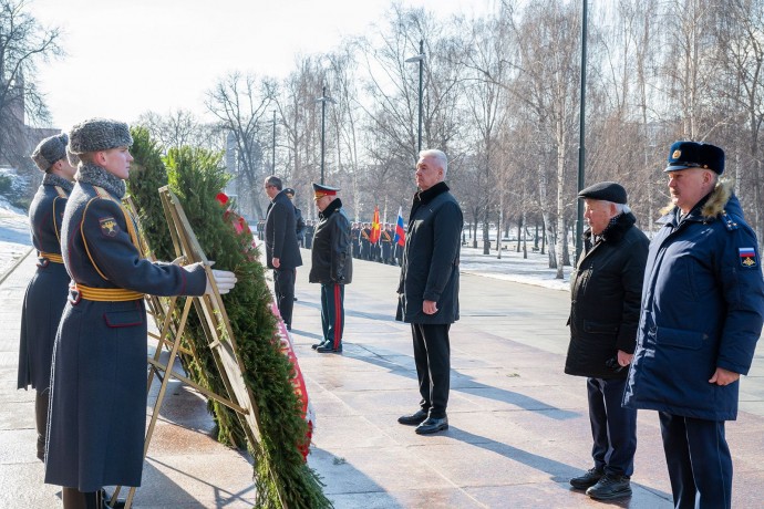 Сергей Собянин возложил венки к Могиле Неизвестного Солдата в честь 23 Февраля