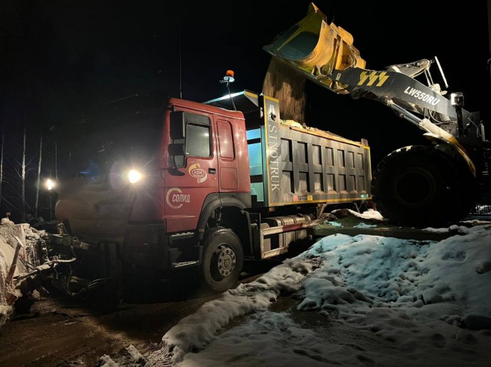 «Новгородавтодор» борется со снегом и упавшими деревьями