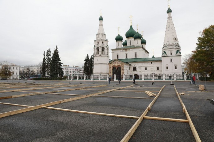 В Ярославле начался монтаж главного катка на Советской площади