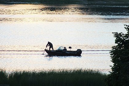 Российские рыбаки нашли в озере мужчину с гирей в рюкзаке