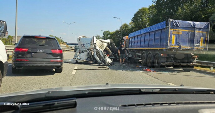 На федеральной трассе под Калининградом микроавтобус врезался в грузовик (фото, видео)