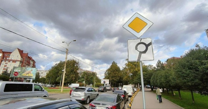 В Калининграде на круговой развязке в центре города появились противоречивые дорожные знаки