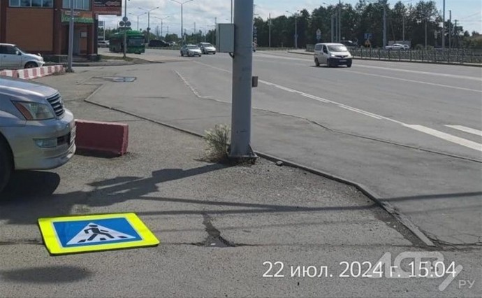 Знак "пешеходный переход" напал на автомобиль в Южно-Сахалинске