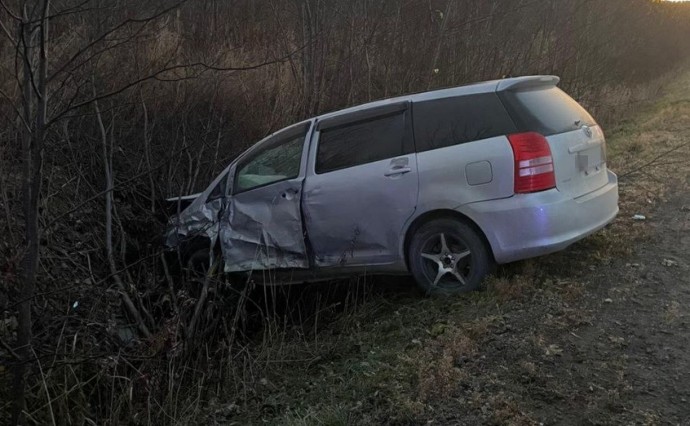 Автомобиль UAZ Profi вылетел на встречку в Макаровском районе и врезался в универсал