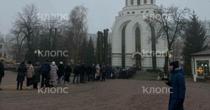 «Там человек 300!»: калининградцы в Крещение выстроились в огромные очереди в церкви за святой водой (фото)