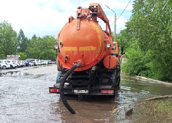 С улиц Благовещенска откачивают воду после грозы