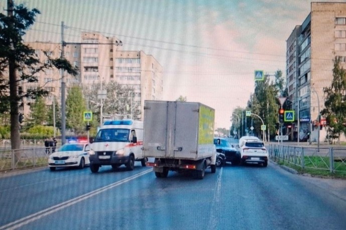 Архангелогородец на угнанной иномарке повредил машину скорой помощи и три легковушки