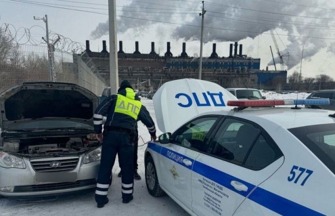 Сотрудники ГАИ помогли жителю города завести автомобиль