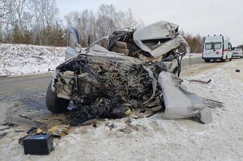 В жестком ДТП в Приамурье водителя зажало в автомобиле