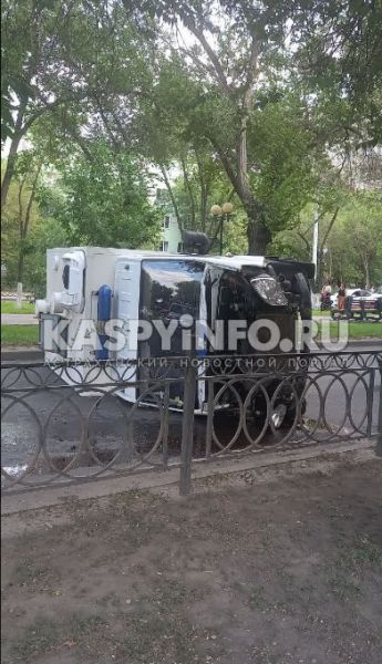 Перевернувшаяся машина парализовала движение на оживленной улице в Астрахани