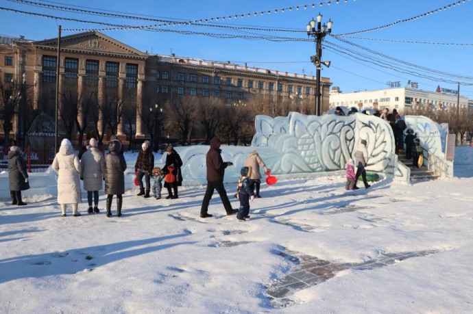 Владивостокцам показали ледяные горки в Хабаровске