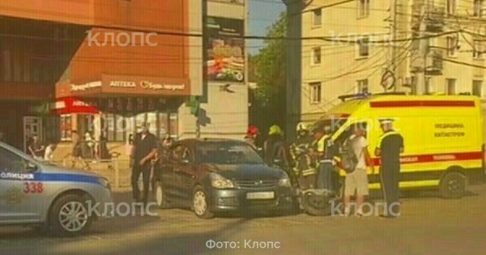 На Ленинском проспекте в Калининграде байкер на большой скорости врезался в разворачивающуюся машину