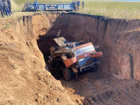 Водитель комбайна погиб в Нукутском районе при провале техники в карстовую воронку