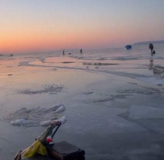 «Полностью ушли под воду». Рисковые приморцы едва не утонули на рыбалке