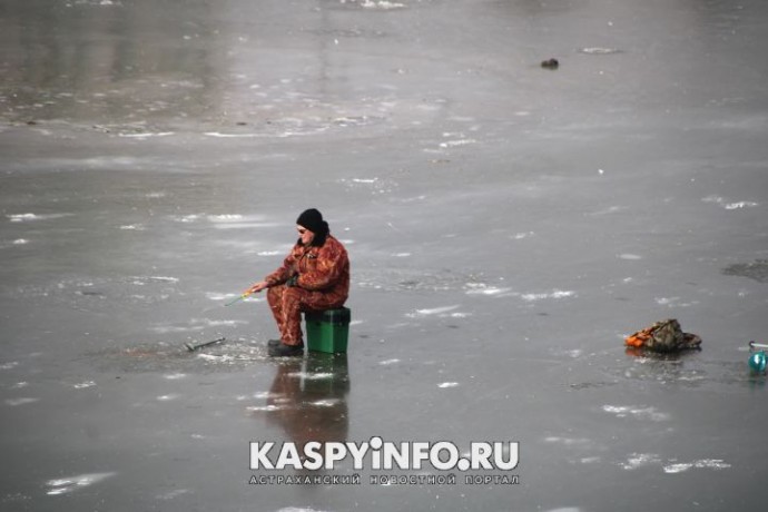 Рыбаки рассказали, что удается поймать со льда на каналах Астрахани