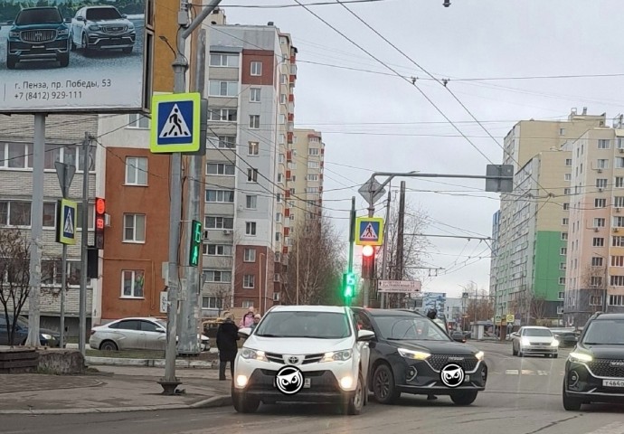 Под Пензой столкнулись две машины, движение осложнено