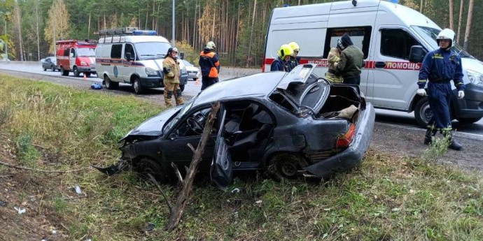 В Перми спасатели достали из машины человека, пострадавшего в ДТП