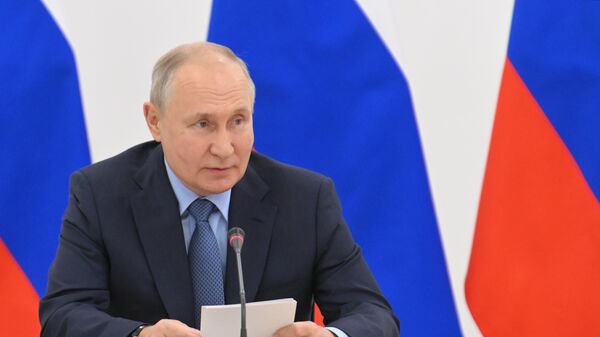 Путин поручил доложить о ситуации с окладами медработников