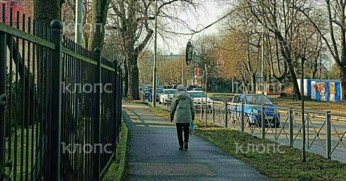 «В любой момент упадёт на головы прохожим»: на проспекте Победы над тротуаром нависает металлический ящик