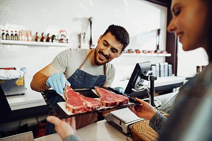 Россиян призывают есть сырое мясо и заниматься сексом, чтобы жить дольше. Что такое «диета хищников» и опасна ли она?