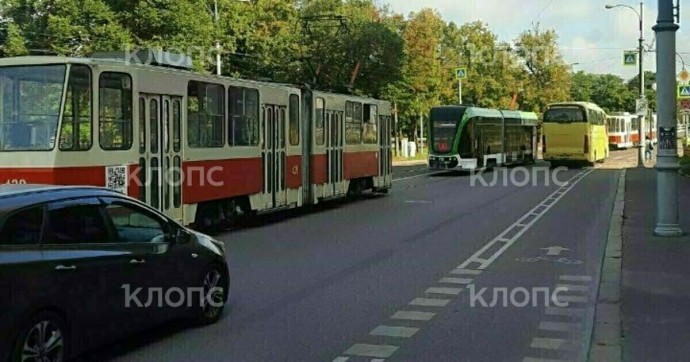 В Рыбной деревне из-за поломки встали трамваи, пассажирам пришлось продолжить путь пешком